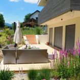 Terrasse en mélèze posée sur chevrons