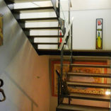 Escalier 2/4 tournant sur un palier droit, en acier peint, marches en hêtre.