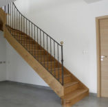 Escalier classique : chêne et balustres en fer forgé, boule en laiton poli