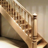 Escalier rustique en frêne olivier, poteau et balutres tournés